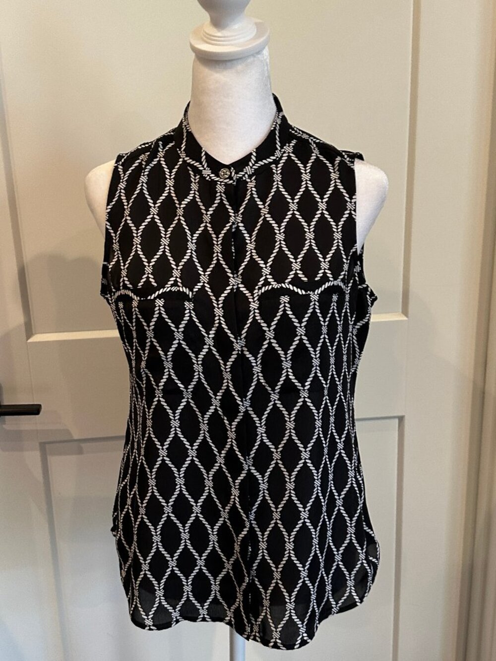 Banana Republic Black & White Geometric Sleeveless Button Down Shirt XS